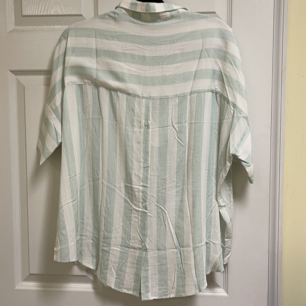 Umgee Vneck Top - Picture 2 of 2